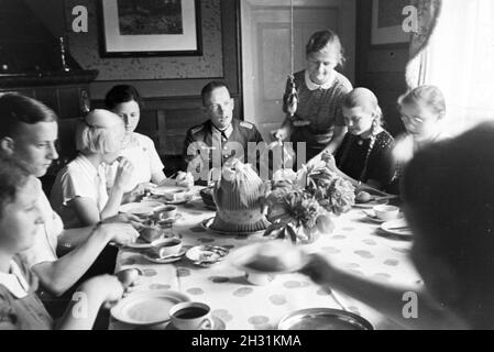 Schüler des Schülerheims Kolonial Harzburg beim trinken Kaffe, Deutsches Reich 1937. Les étudiants de l'école résidentielle coloniale Harzburg réunion pour le café ; l'Allemagne 1937. Banque D'Images