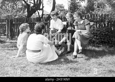 Schülerinnen des Schülerheims Kolonial Harzburg während eines Pause, Deutsches Reich 1937. Les étudiants de l'école résidentielle coloniale Harzburg ayant une pause ; Allemagne 1937. Banque D'Images