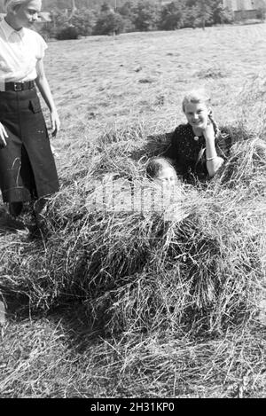 Schülerinnen des Schülerheims Kolonial Harzburg bei der Arbeit, Deutsches Reich 1937. Les étudiants de l'école résidentielle coloniale Harzburg au travail ; Allemagne 1937. Banque D'Images