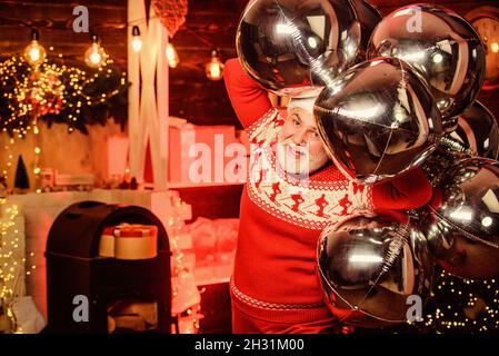 fête à la maison. ballons joyeux fête de père noël. cadeaux et cadeaux de noël. joyeux noël. bonne année 2020. décoration de fête. père noël barbu Banque D'Images