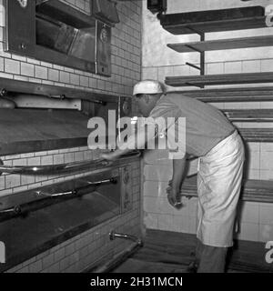 Ein Bäcker BEI seiner täglichen Arbeit, Deutschland 1950er Jahre.Un bakerman et son entreprise quotidienne, l'Allemagne des années 1950. Banque D'Images