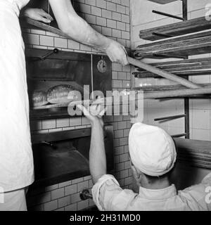 Ein Bäcker BEI seiner täglichen Arbeit, Deutschland 1950er Jahre.Un bakerman et son entreprise quotidienne, l'Allemagne des années 1950. Banque D'Images