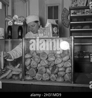 Ein Bäcker BEI seiner täglichen Arbeit, Deutschland 1950er Jahre.Un bakerman et son entreprise quotidienne, l'Allemagne des années 1950. Banque D'Images