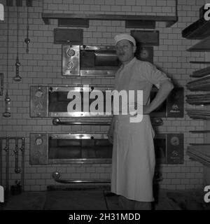 Ein Bäcker BEI seiner täglichen Arbeit, Deutschland 1950er Jahre.Un bakerman et son entreprise quotidienne, l'Allemagne des années 1950. Banque D'Images