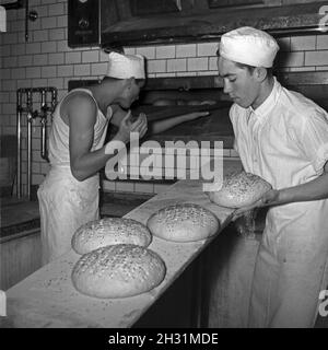 Ein Bäcker BEI seiner täglichen Arbeit, Deutschland 1950er Jahre.Un bakerman et son entreprise quotidienne, l'Allemagne des années 1950. Banque D'Images
