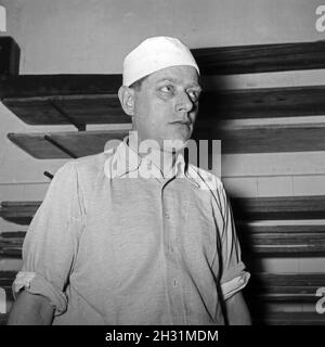 Ein Bäcker BEI seiner täglichen Arbeit, Deutschland 1950er Jahre.Un bakerman et son entreprise quotidienne, l'Allemagne des années 1950. Banque D'Images