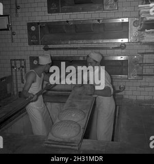 Ein Bäcker BEI seiner täglichen Arbeit, Deutschland 1950er Jahre.Un bakerman et son entreprise quotidienne, l'Allemagne des années 1950. Banque D'Images