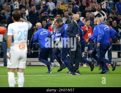 Un envahisseur de terrain est enlevé par la sécurité lors du championnat français Ligue 1 de football entre l'Olympique de Marseille (OM) et Paris Saint-Germain (PSG) le 24 octobre 2021 au Stade vélodrome de Marseille, France - photo Jean Catuffe / DPPI Banque D'Images