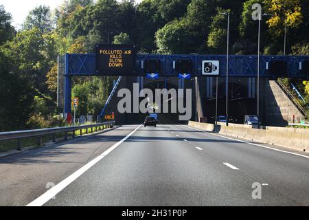 Les tunnels de Brynglas, les voies doubles de l'autoroute M4 s'borde sous la colline avec le domaine de Brynglas au-dessus. Banque D'Images