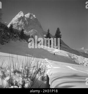 Skiausflug nach Immenstadt im Allgäu, Deutschland 1930 er Jahre. Locations de ski à Immenstadt en Allemagne, l'Allgaeu années 1930. Banque D'Images