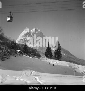 Skiausflug nach Immenstadt im Allgäu, Deutschland 1930 er Jahre. Locations de ski à Immenstadt en Allemagne, l'Allgaeu années 1930. Banque D'Images