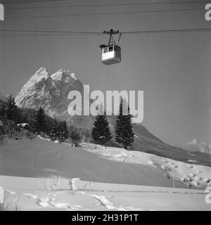 Skiausflug nach Immenstadt im Allgäu, Deutschland 1930 er Jahre. Locations de ski à Immenstadt en Allemagne, l'Allgaeu années 1930. Banque D'Images