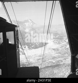 Blick aus einer Seilbahnstation 1930er Jahre, Deutschland. Vue depuis une station de téléphérique dans la vallée, Allemagne 1930. Banque D'Images