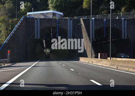 Les tunnels de Brynglas, les voies doubles de l'autoroute M4 s'borde sous la colline avec le domaine de Brynglas au-dessus. Banque D'Images