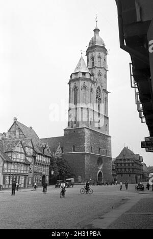 Die Pfarrkirche St. Andreas mit den hohen unterschiedlich Türmen à Braunschweig, Deutschland 1930 er Jahre. L'église paroissiale Saint Andreas avec les tours de différentes hauteurs à Braunschweig, Allemagne 1930. Banque D'Images