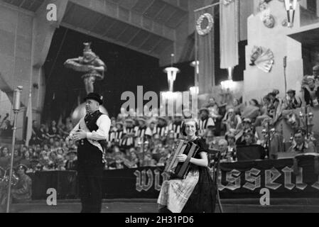 Büttenredner auf einer Karnevalssitzung, Deutsches Reich 1937. Carnival orator lors d'une session de carnaval, Allemagne 1937. Banque D'Images