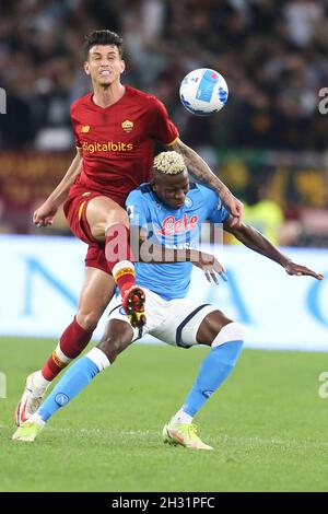 Roger Ibanez, le défenseur brésilien de Roma, défie le ballon avec Victor Osimhen, le attaquant nigérian de la SSC Napoli, lors de la série Un match de football entre AS Roma et SSC Napoli au stade Olimpico Roma, au centre de l'Italie, le 24 octobre 2021. Banque D'Images