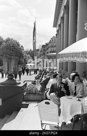 Gut besuchte Die Terasse des Baden-Badener Kurhauses, entworfen von Friedrich Weinbrenner im 19. Jahrhundert, Deutschland 1930 er Jahre. La terrasse bien fréquenté le Kurhaus de Baden-Baden, conçu par Friedrich Weinbrenner au 19ème siècle, l'Allemagne des années 1930. Banque D'Images