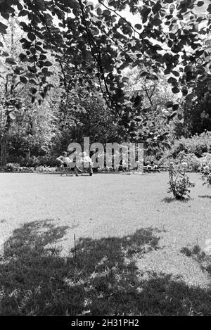 Die zum entspannen und Sonnenbaden einladende Grünanlage Lichtentaler Allee der à Baden-Baden, Deutschland 1930 er Jahre. La ceinture verte de la Lichtentaler Allee à Baden-Baden, une place pour bronzer et se détendre, l'Allemagne des années 1930. Banque D'Images