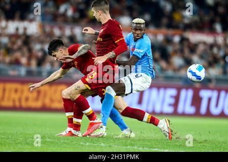 Le défenseur brésilien Roger Ibanez de Roma et le défenseur italien Gianluca Mancini de Roma se présentent au match du 24 octobre 2021 avec l'attaquant nigérian de SSC Napoli Victor Osimhen lors de la série Un match de football entre AS Roma et SSC Napoli au stade Olimpico Roma, au centre de l'Italie. Banque D'Images