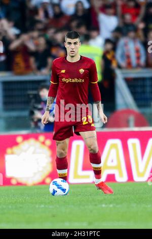 RomaÕs le défenseur italien Gianluca Mancini contrôle le ballon lors du match de football de la série A entre AS Roma et SSC Napoli au stade Olimpico Roma, centre de l'Italie, le 24 octobre 2021. Banque D'Images