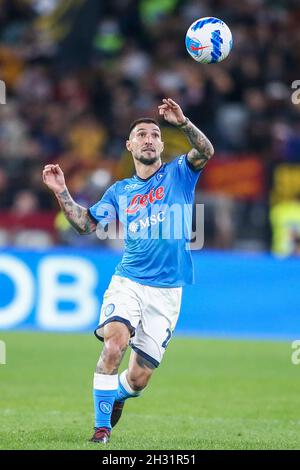 L'attaquant italien Matteo Politano de SSC Napoli contrôle le ballon lors du match de football de la série A entre AS Roma et SSC Napoli au stade Olimpico Roma, centre de l'Italie, le 24 octobre 2021. Banque D'Images