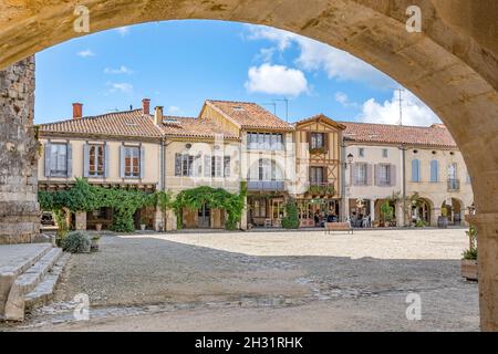 La place Royale du village Labastide d'Armagnac au coeur du Bas-Armagnac, France Banque D'Images