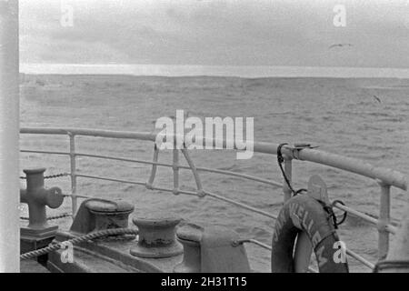 Blick über die Reling des Fabrikschiffs «Jan Wellem' auf das Eismeer der Arktis dans années 1930, er Jahre. Vue sur le garde-corps de navire-usine 'Jan Wellem' de la flotte allemande à la mer Arctique, 1930. Banque D'Images