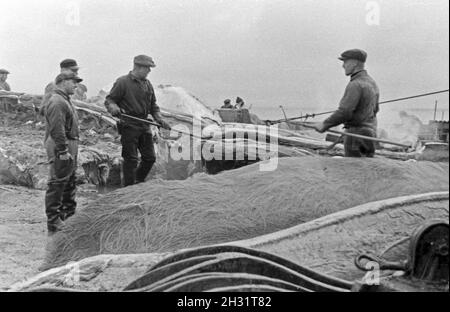 Männer bei der Arbeit auf einem pont une Schiff der deutschen Walfangflotte im Eismeer der Arktis dans années 1930, er Jahre. Les membres de l'équipage d'un navire de la flotte baleinière allemand dans la mer Arctique, 1930. Banque D'Images