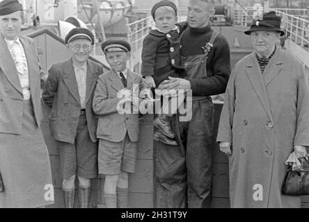 Des Fabrikschiffs Besatzungsmitglied Ein 'Jan Wellem'mil senneur Familie, 1930. Un membre de l'équipage du navire-usine 'Jan Wellem' de la flotte baleinière allemand avec sa famille, 1930. Banque D'Images