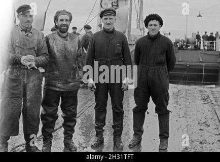 Männer der Besatzung des Fabrikschiffs «Jan Wellem' auf Deck, 1930er Jahre. Membres de l'équipage du navire-usine 'Jan Wellem' sur le pont, 1930. Banque D'Images