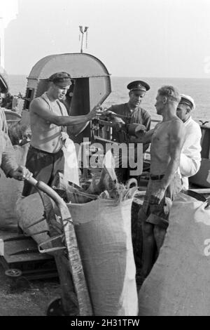 Männer der Besatzung des Fabrikschiffs «Abwiegen Jan Wellem' beim von Barten, années 30 er Jahre. Membres de l'équipage du navire-usine 'Jan Wellem' sacs pesant de fanons, 1930. Banque D'Images