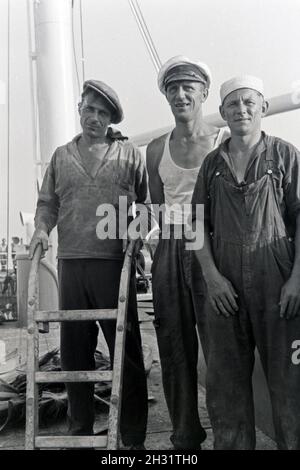 Drei Männer der Besatzung des Walfangfabrikschiffs «Jan Wellem', 1930er Jahre. Trois membres de l'équipage du navire "facotry Jan Wellem', 1930. Banque D'Images