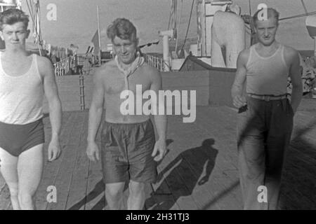 Drei Männer der Besatzung des Walfangfabrikschiffs «Jan Wellem' bei eine Pause un pont, 1930er Jahre. Trois membres de l'équipage du navire "facotry Jan Wellem' avoir une pause, 1930. Banque D'Images