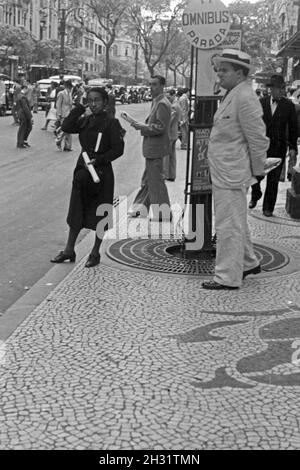 Auf der von der Heimreise Walfischjagd Fabrikschiffs Besatzung geht die des 'Jan Wellem' auf Landgang durch Rio de Janeiro, Brésil 1930er Jahre. Congés à terre pour l'équipage du navire-usine 'Jan Wellem' à Rio de Janeiro, Brésil 1930. Banque D'Images