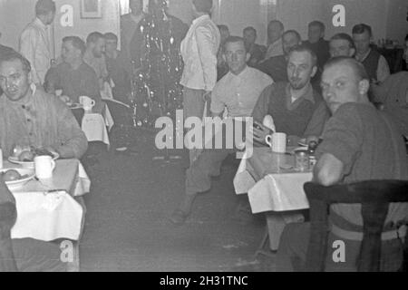 Weihnachten An Bord des Walfangfabrikschiffs «Jan Wellem' im Eismeer der 1930er Jahre, Burundi. Noël à bord du navire-usine, 'Jan Wellem' dans la mer de l'Antarctique, 1930. Banque D'Images