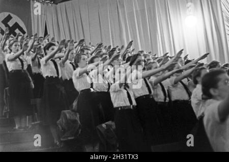 Mädchen von Parteiveranstaltung BdM bei der NSDAP für den Reichssieger 1936 HJ, Deutschland 1930 er Jahre. Filles BdM à un parti nazi d'activité pour la jeunesse hitlerienne Reichssieger 1936 Concurrence, Allemagne 1930. Banque D'Images