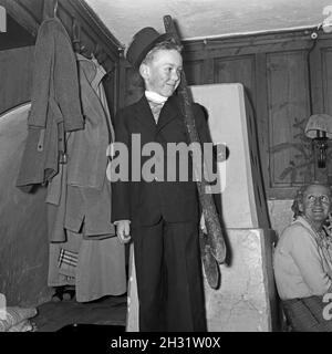 Ein Junge Spielt als Schornsteinfeger den Glücksbringer für das neue Jahr, Deutschland 1955.Un petit garçon jouant le balai de cheminée comme un symbole de chance pour la nouvelle année, Allemagne 1955. Banque D'Images