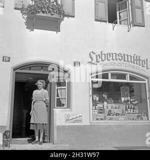 Lebensmittelgeschäft von E. Hornsteiner, Deutschland 1957.Magasin d'angle de E. Hornsteiner, Allemagne 1957. Banque D'Images