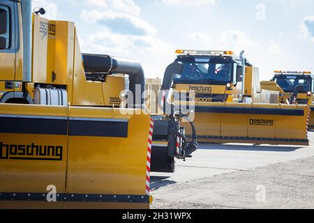 Kiev, Ukraine - 29 octobre 2019 : enlèvement de la neige DE BOSCHUNG JETBROOM 9600.Système de nettoyage de camion-benne multifonctionnel pour les aéroports et les autoroutes.Machines utilitaires - un camion avec une grande lame et un godet Banque D'Images