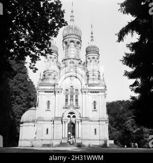 Die russisch orthodoxe Kirche auf dem Neroberg im Norden von Wiesbaden, Deutschland 1950er Jahre.Église orthodoxe russe à la colline de Neroberg dans le nord de Wiesbaden, Allemagne des années 1950. Banque D'Images