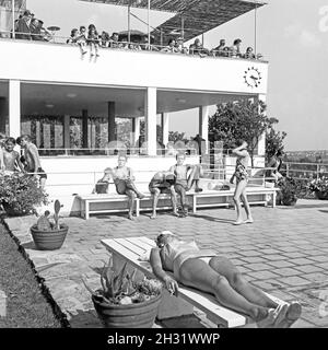 Entspannung am Nachmittag auf dem Neroberg im Norden von Wiesbaden, Deutschland 1950er Jahre.Après-midi de détente à la colline de Neroberg dans le nord de Wiesbaden, Allemagne des années 1950. Banque D'Images