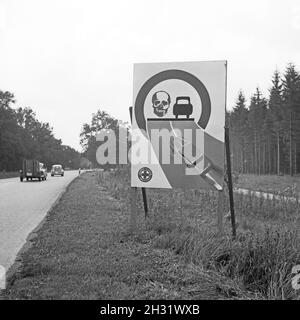 Warnschild 'Kein Überholen in der Kurve' am Straßenrand au Bayern, Allemagne 1959.Panneau de signalisation par une rue en Bavière, Allemagne 1959. Banque D'Images