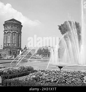 Der Wasserturm à Mannheim, Allemagne 1957.Tour d'eau de Mannheim, Allemagne 1957. Banque D'Images