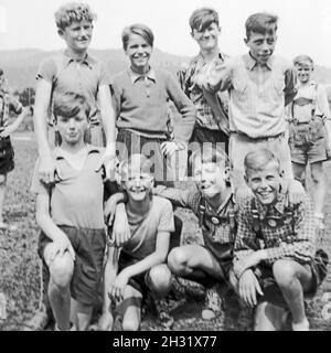 Auf dem Sportplatz: Jungen in einer Fußballmannschaft, Deutschland 1952.Ces garçons sont une équipe de football, Allemagne 1952. Banque D'Images