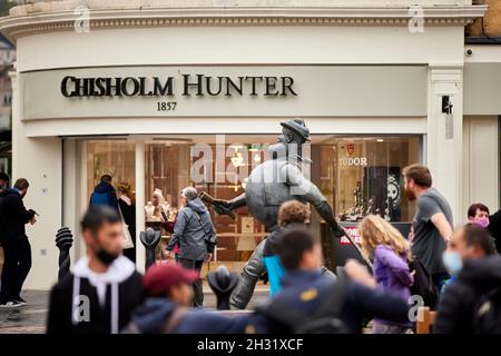 Dundee, Écosse, Dan désespéré, cooque fidèle Dawg, et catapulte brandissant la STATUE de Minnie le Minx par les artistes Tony et Susie Morrow Banque D'Images