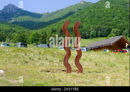Europe, Italie, Lombardie, province de Lecco.Morterone, à Valssina.Le musée d'art contemporain en plein air compte 38 œuvres de divers auteurs.Auto Banque D'Images