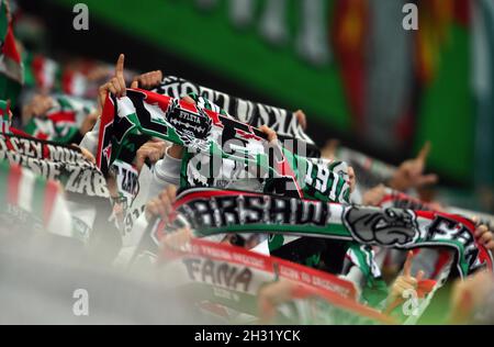 VARSOVIE, POLOGNE - 17 OCTOBRE 2021 : jeu de la Ligue polonaise de football Legia Warszawa - Lech Poznan, Legia Supporters Banque D'Images