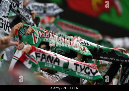 VARSOVIE, POLOGNE - 17 OCTOBRE 2021 : jeu de la Ligue polonaise de football Legia Warszawa - Lech Poznan, Legia Supporters Banque D'Images