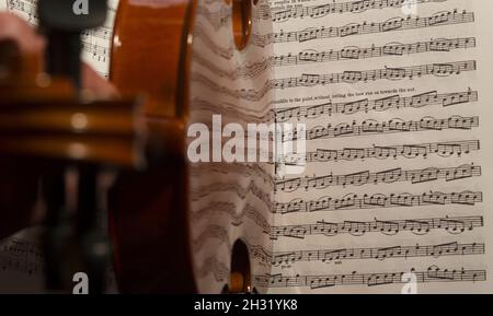 Gros plan d'un violon debout sur une feuille de musique classique Banque D'Images